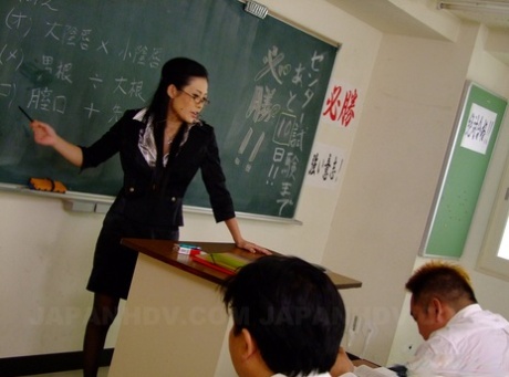 A few dicks are sucked and Yui Komine, an Asian teacher known for her hot feet, kneels in the classroom.