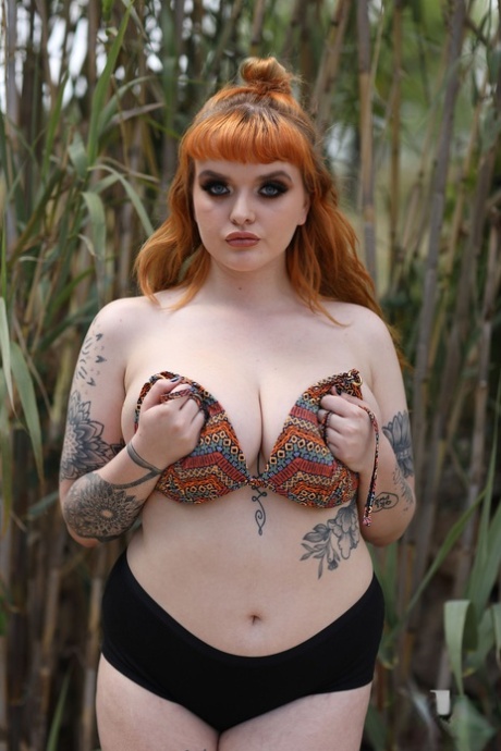 Chubby redhead Lydz reveals her natural boobs and big ass in a corn field