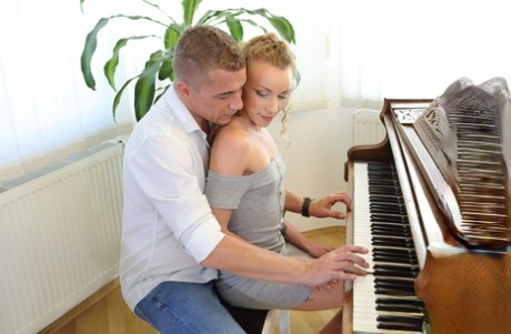 Прекрасная француженка Энджел Эмили трахается со своим накаченным учителем игры на фортепиано