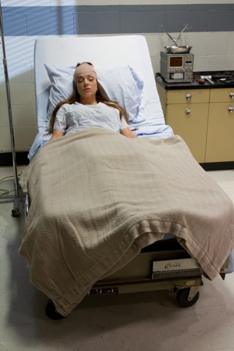 Развратная медсестра-лесбиянка Бэйли Брукс реанимирует пациентку лизанием киски