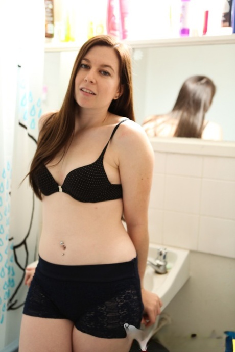 Развратная брюнетка Талия Мак позирует голой в ванной и показывает пизду