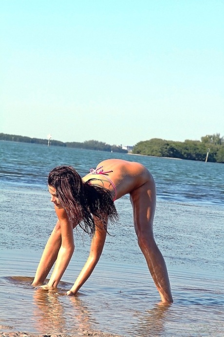 Amateur teen in a bikini Gia shows her little ass & shaved cunt at the beach