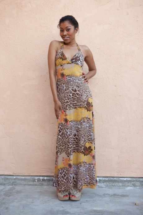 Ebony Honey Yasmine De Leon Doffs Her Dress And Exposes Her Amazing Curves
