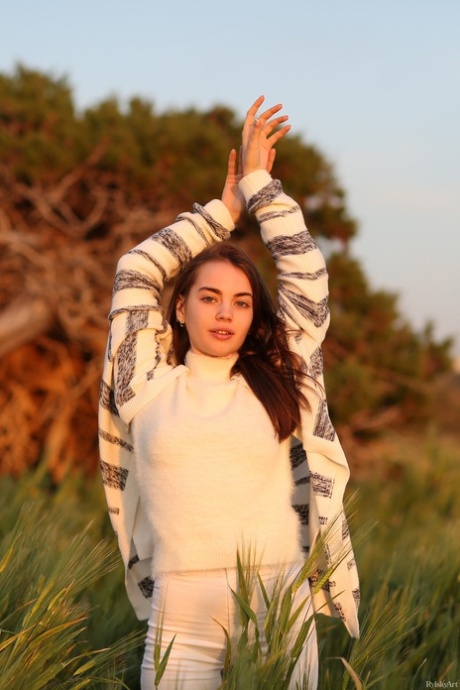 Соло-модель Софи Би обнажает свои крошечные сиськи и мохнатку во время прогулки на свежем воздухе