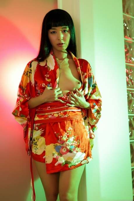 Азиатская красотка Марика Хасэ снимает халат и щеголяет своим невероятным телом