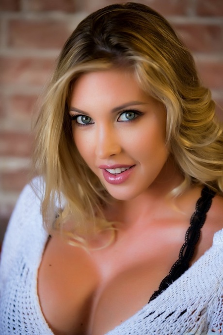 Beautiful Pornstar Samantha Saint Posing In Her Provocative Outfits
