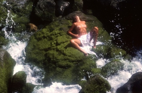 Blonde Michelle Walker Flaunts Her Hot Body In Sexy Outdoor & Bedroom Shoots
