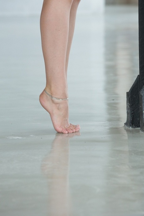 Эротичная блондинка Лина Наполи в боди щеголяет своими сексуальными ступнями и пальцами ног