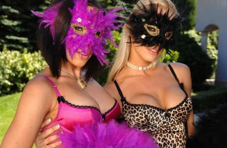 Венгерские порнозвезды в масках в черных чулках демонстрируют свои сексуальные изгибы