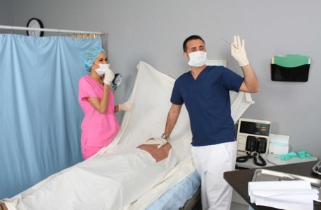 Симпатичная латинская медсестра Исис Тейлор проверяет большой член своего пациента