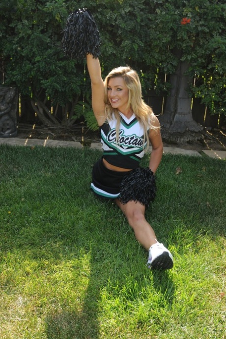 Blonde Cheerleader Embry Prada Unveils Her Body And Pose In The Back Yard