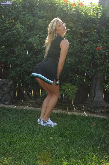 Blonde Cheerleader Embry Prada Unveils Her Body And Pose In The Back Yard