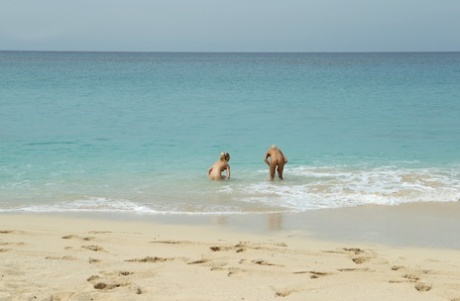 Stride: Blond actress Franziska Facellam with her boyfriend on the beach and pounce on her pussy.