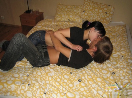 Brunette's girlfriend engaged in an amateur sexual activity by humping her boyfriend's penis during one of the sessions.