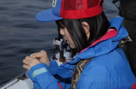 Школьница Сена Сакура сосет член и лижет ее волосатую киску после рыбалки