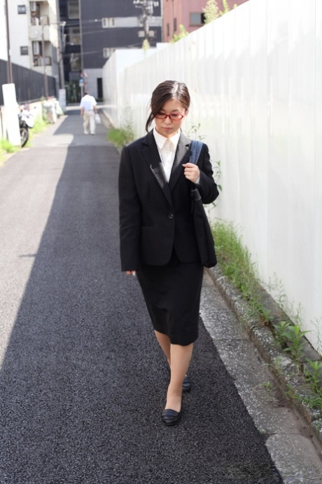 Yuka Tsubasa, a Japanese businesswoman, performs intense footwork and handwork.