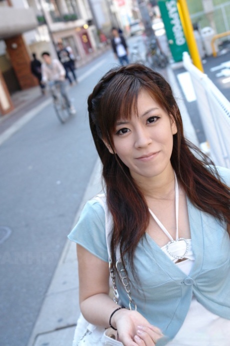 Yuri Rie, an Asian brunette in disguise, is indulged in a van and has fun.