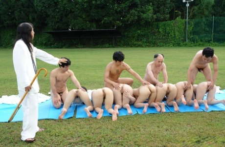 Японские крошки участвуют в извращенных секс-играх во время XXX-ритуала на улице