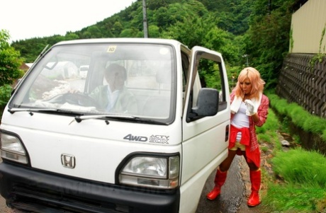 A guy gets sucked by Raina Ogami, an attractive blonde Asian girl who bends her body while in the car.