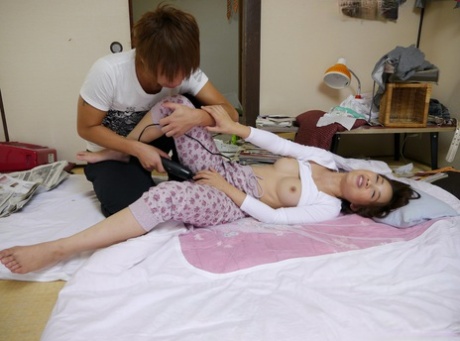 Симпатичная японка Кои Миямура даёт в пизду игрушкой, трахается и наполняется кремпаем