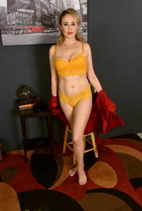The All Over 30 label was assigned to Elle McRae.