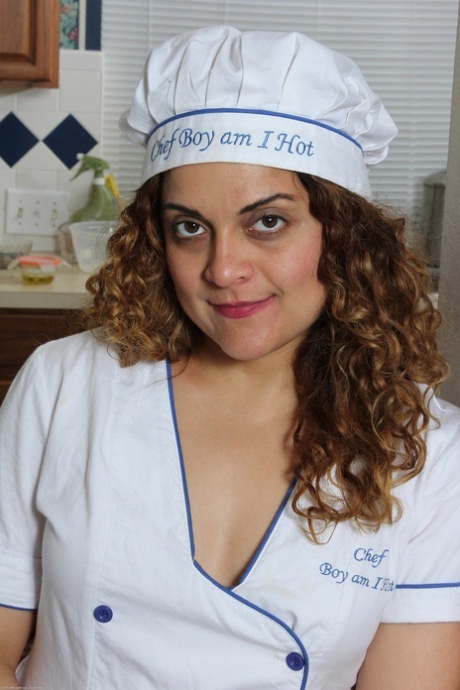 While cooking for amateur chef Drew Jones, she displays her chubby body in the kitchen.