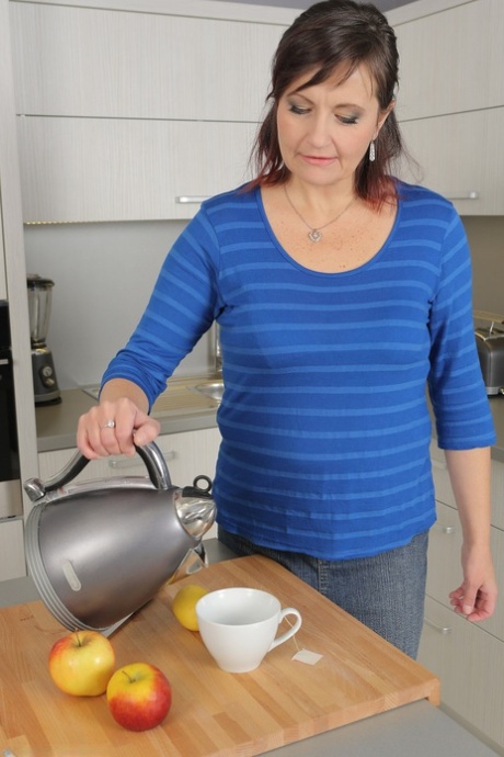 The big boobs and buttocks of Justina, a mature woman with a high metabolism, are revealed while drinking tea.