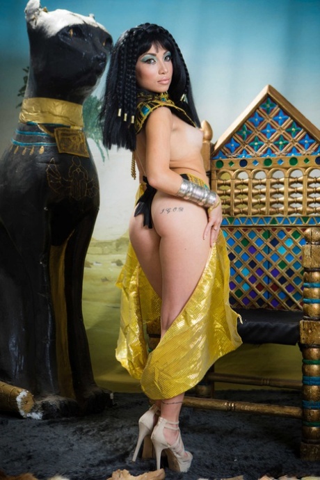 Rina Ellis, portrayed by the famous actress of Petite Asia, exposes her chest in the shape of Cleopatra.