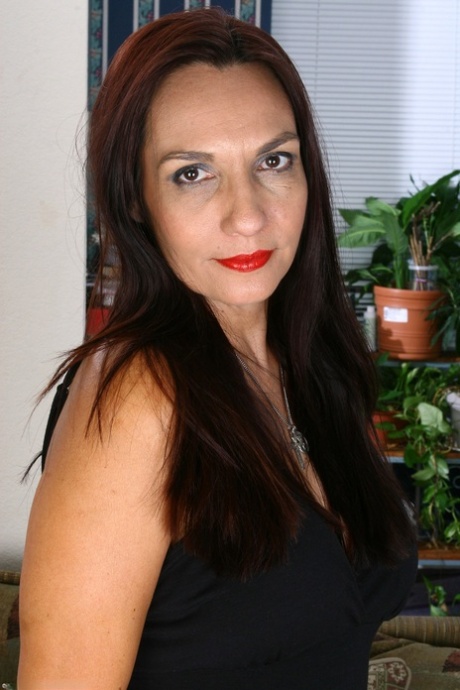 MILF Mariska, who is still quite young, strips naked and spreads her deliciously shaved pussy.