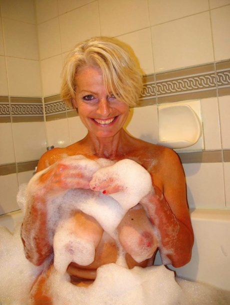 With her hairy pussy and big breasts, Justine, a gorgeous adult, naturally soaps her face in the bathtub.