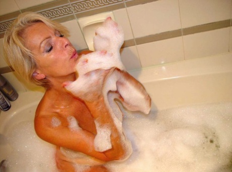 Adorable mature woman: Justine loungs in the bath with big boob and hairy pusses.