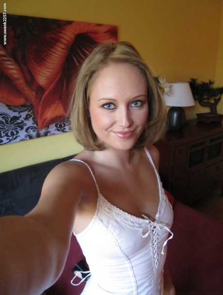The sexy blonde Nolana is taking selfies with her beautiful tan.