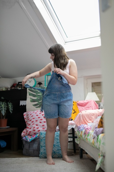 Teenager Kelsy is seen wearing jeans and getting grotesque as she gets caught on camera.