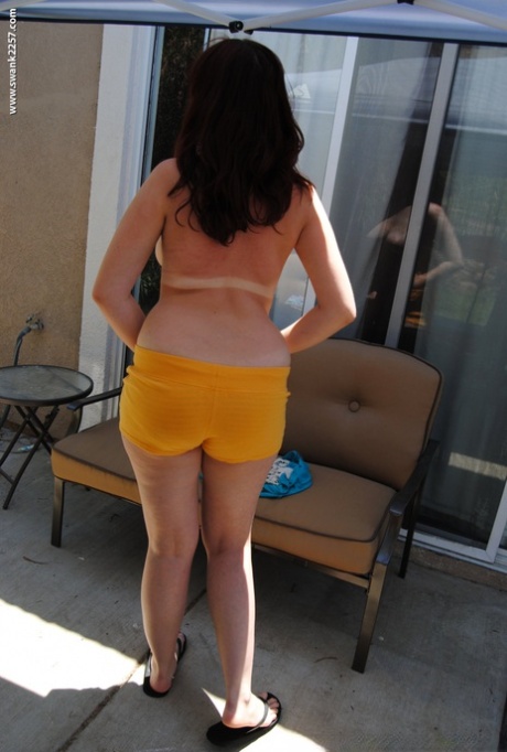 During her day out on the balcony, Alisyn exposes herself with big asses and uses hands to rub off her hair.