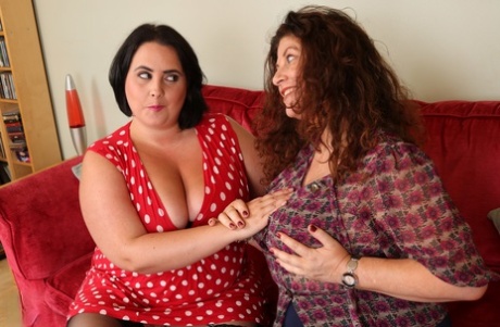 Curvy Australian Housewive Sarah Jane Nipple Licking And Clit Licking Her BFF