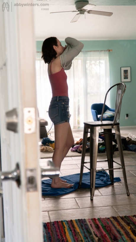Dressed in a tight shirt and jeans, Taylor M is an amateur girl with black hair who walks around the streets.