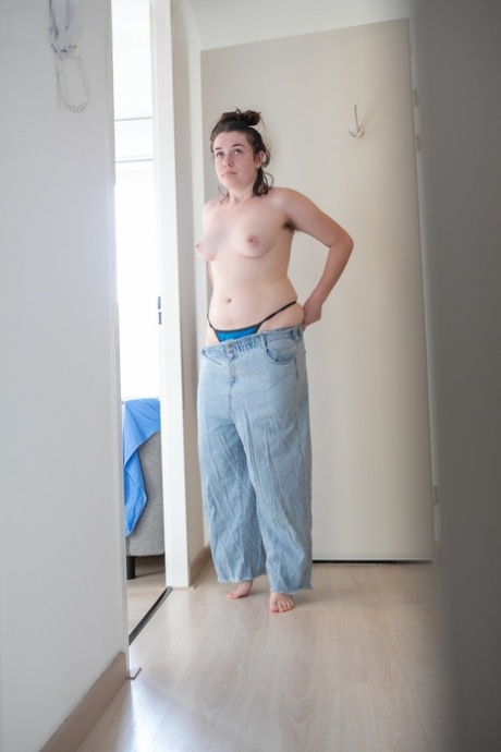 Snail for Horny Australian amateur Casey Q, who appears to be in her pajamas.