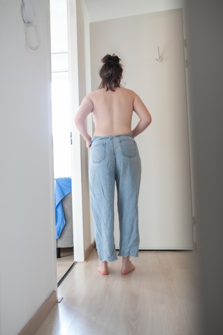As she wears her pajamas, Casey Q, the horny Australian amateur, is followed by a curious gaze.