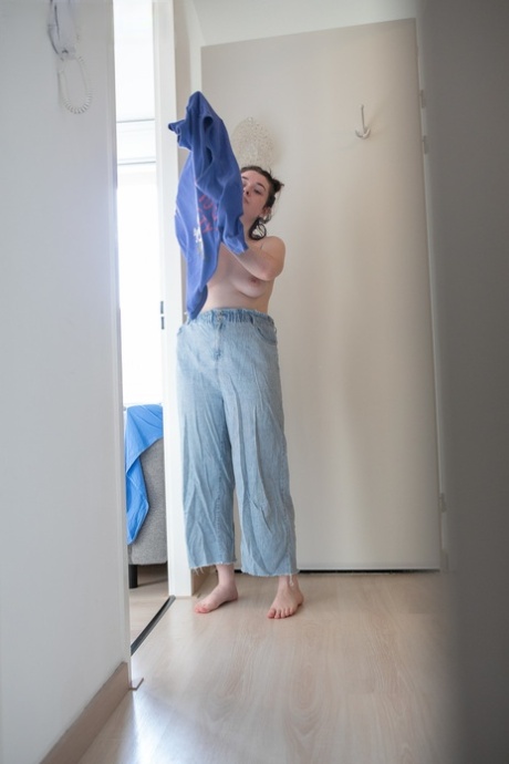 Despite being an Australian amateur, Casey Q is stalked while wearing her pajamas.