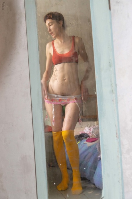 Amateur Australian babe Nikolina dresses in tight jeans and yellow boots