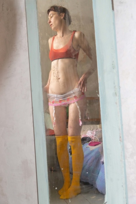 In her everyday life, Nikolina chooses to wear tight jeans and yellow boots as an amateur Australian girl.