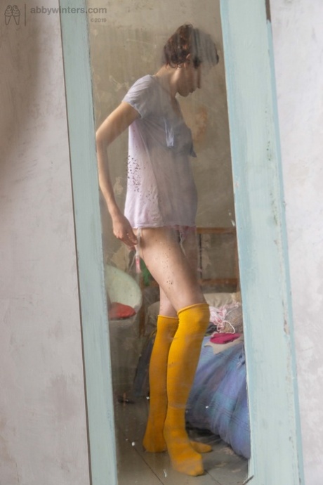 The attire of Nikolina, a young Australian woman with experience, is tight jeans and yellow boots.