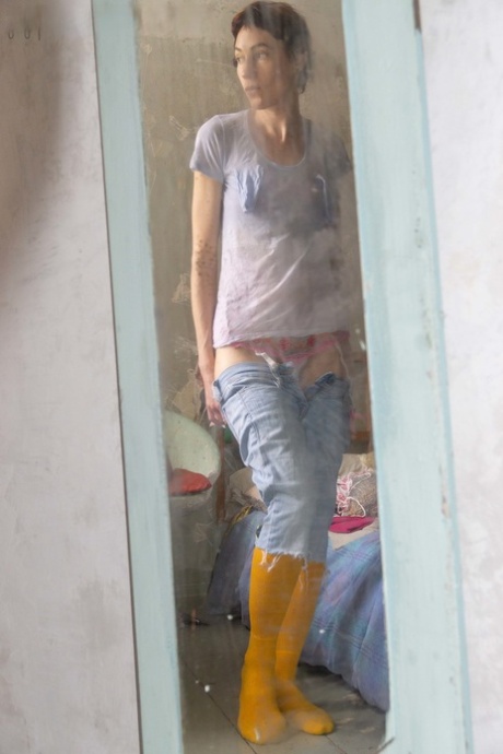 Nikolina, an Australian resident who is a novice, wears tight jeans and yellow boots for her appearance.