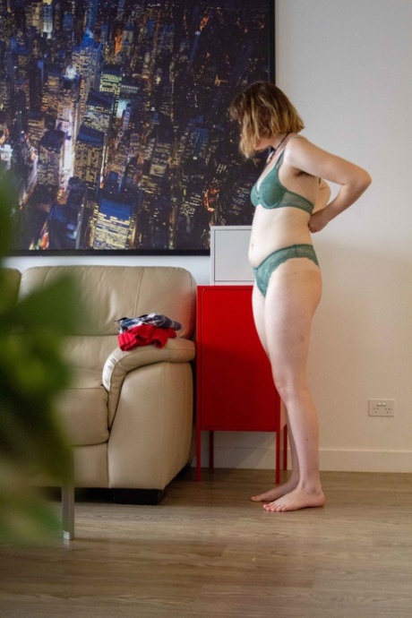 The stunning nude body of amateur babe Casey Q is displayed as she gets dressed up.