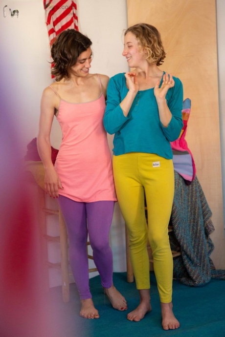 Old pals Manon and Paulina are observed while donning clothes on their respective bodies.