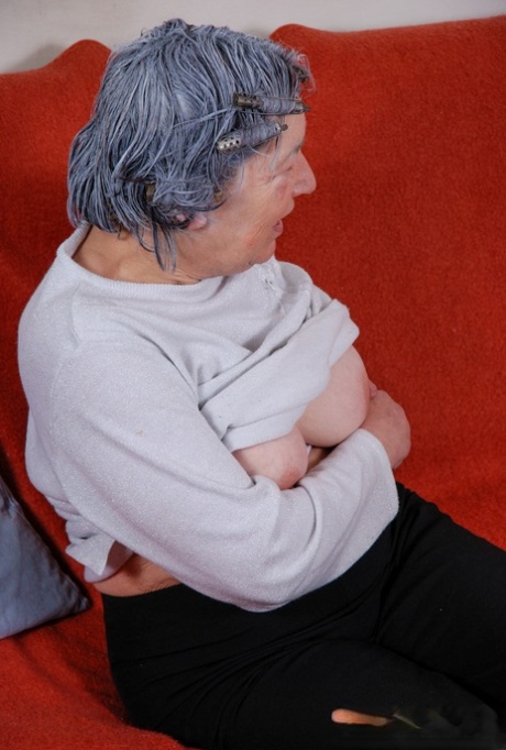 Бабушка Либи показывает свои большие сиськи и трет свою волосатую набухшую пизду перед игрой