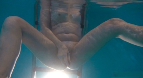 Возбужденная бабушка Jitka мастурбирует в бассейне во время купания обнаженной