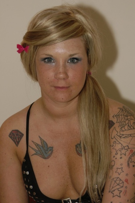 Blonde British woman with tattoos Mandy Cinn gets thick bukakke facial hair.