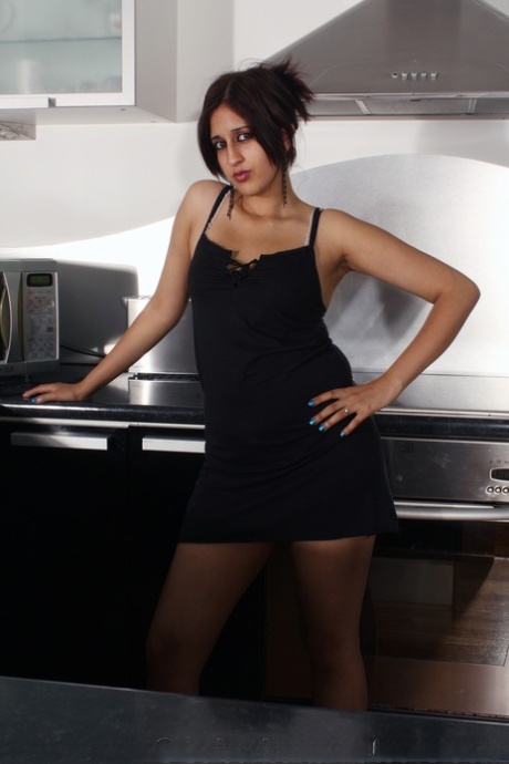 Amateur Girl Zarina Mahood Doffs Her Black Dress & Masturbates In The Kitchen