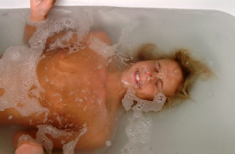 Sweet Amateur Blonde Suzie Best Unveils Her Body & Masturbates In A Foamy Tub